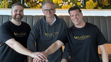 Co-founders and managing directors Tim Gräsing (left) and Janosch Thomsen (right) with their new strategic investor Bernhard Schadeberg at Krombacher Brauerei.