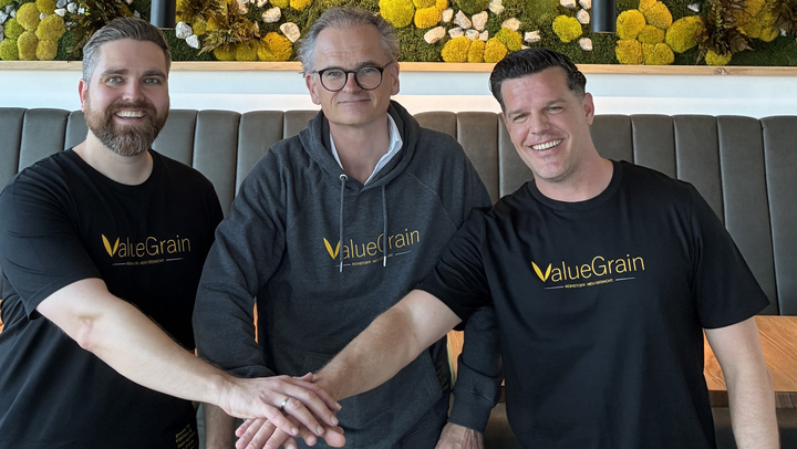 Co-founders and managing directors Tim Gräsing (left) and Janosch Thomsen (right) with their new strategic investor Bernhard Schadeberg at Krombacher Brauerei.