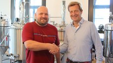 Bestmalz CEO Dr. Axel Göhler (right) congratulates Tomas Sirtautas (left), who redeemed his prize in September 2025: a malting plant tour at the Wallertheim facility (near Alzey) as well as brewing a beer on the company’s own pilot brewery at the headquarters in Heidelberg. Photo credit: BESTMALZ/Katharina Stiller