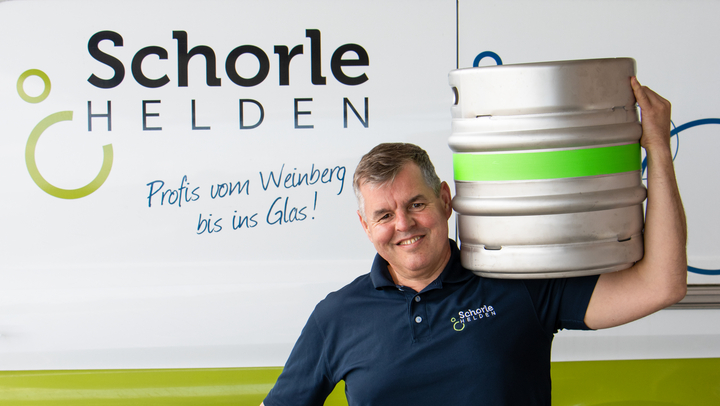 Schorle Helden uses reusable stainless steel KEGs from SCHÄFER Container Systems to fill its wine spritzers. Copyright: Schorle Helden