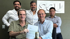 Pleased about the extension: (seated from left) Julio Freyre (Managing Director, CCU Argentina) and Henk Wielinga; (standing from left) Diego Weyler (Country Manager Warsteiner), Matias Canzani (Marketing Director, CCU), and Diego Puig (Marketing Manager, CCU). (Photo: Warsteiner)