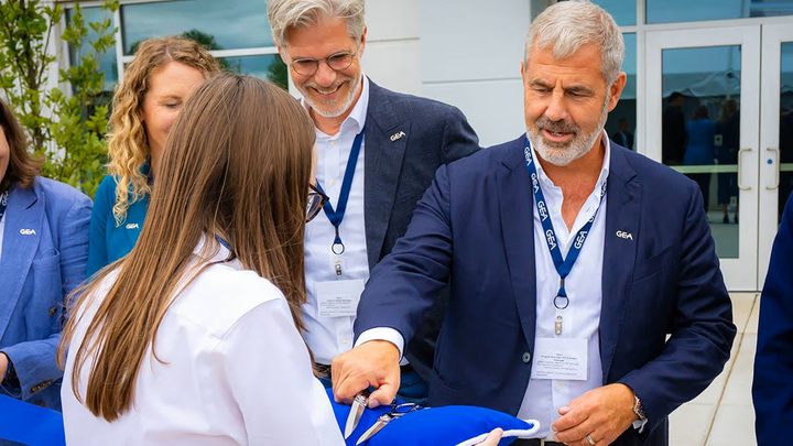 Ceremonial opening of the new ATC in Janesville by GEA CEO Stefan Klebert (image: GEA)